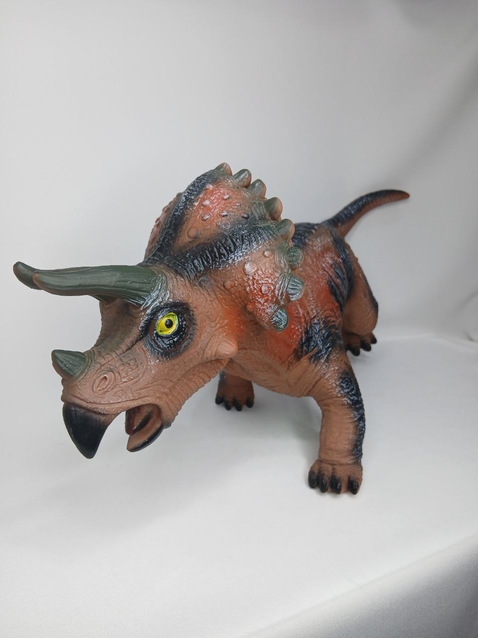 دایناسور گوش‌خار تک‌شاخ گوشتی موزیکال